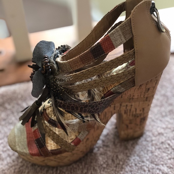 Feathered Sandals! - Picture 4 of 10